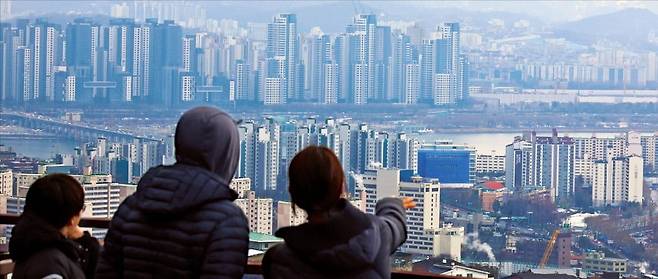 <내 집 마련 어디에> 한국은행의 기준금리 인하 기대에도 올해 상반기 아파트값 하락을 예상하는 부동산 전문가가 많았다. 고금리와 대출 규제로 매수 여력이 줄어든 데다 프로젝트파이낸싱(PF) 대출 부실이 수면 위로 떠오르면서 매수 심리마저 위축되고 있어서다. 서울 남산에서 바라본 아파트 단지 모습.  김병언 기자