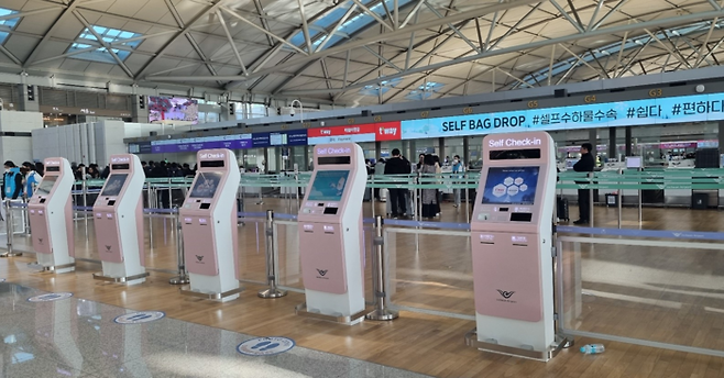 지난 7일 인천공항 제1여객터미널 3층 출국장에 혼자서도 탑승권을 발급받을 수 있게 설치된 셀프체크인이 텅 비어 있다.박준철기자