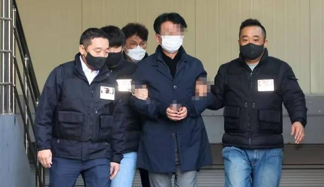 Kim Mo, the woman who stabbed Democratic Party leader Lee Jae-myung with a knife, leaves Yeonje Police Station in Busan on Thursday to undergo a substantive review of her warrant. Yonhap News Agency