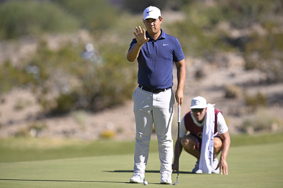 Tom Kim, also known as Kim Joo-hyung, lines up a putt on the sixth green during the final round of the Shriners Children's Open at TPC Summerlin on Oct. 15, 2023 in Las Vegas.  [GETTY IMAGES]