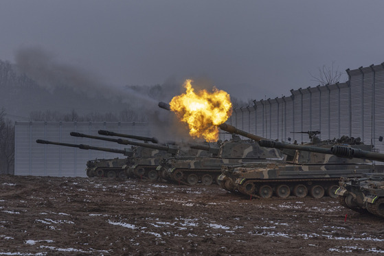 K-9 howitzer fires shells during an exercise held in Pocheon, Gyeonggi, on Jan. 2. [YONHAP]