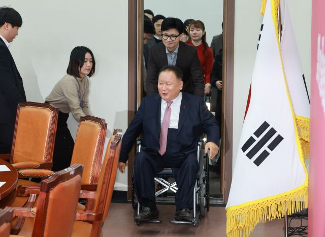 한동훈 국민의힘 비상대책위원장이 8일 국회에서 열린 비상대책위위원회 회의에서 국민의힘에 새로 입당한 이상민 의원과 함께 입장하고 있다. 연합뉴스