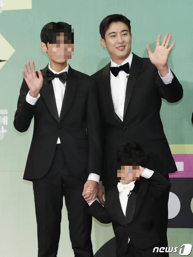 (서울=뉴스1) 권현진 기자 = 배우 강경준이 23일 오후 서울시 영등포구 여의도 KBS 신관 웨딩홀에서 열린?'2023 KBS 연예대상' 레드카펫 행사에 아들 강정안, 강정우와 함께 참석해 포즈를 취하고 있다. 2023.12.23/뉴스1?  Copyright (C) 뉴스1. All rights reserved. 무단 전재 및 재배포,  AI학습 이용 금지.