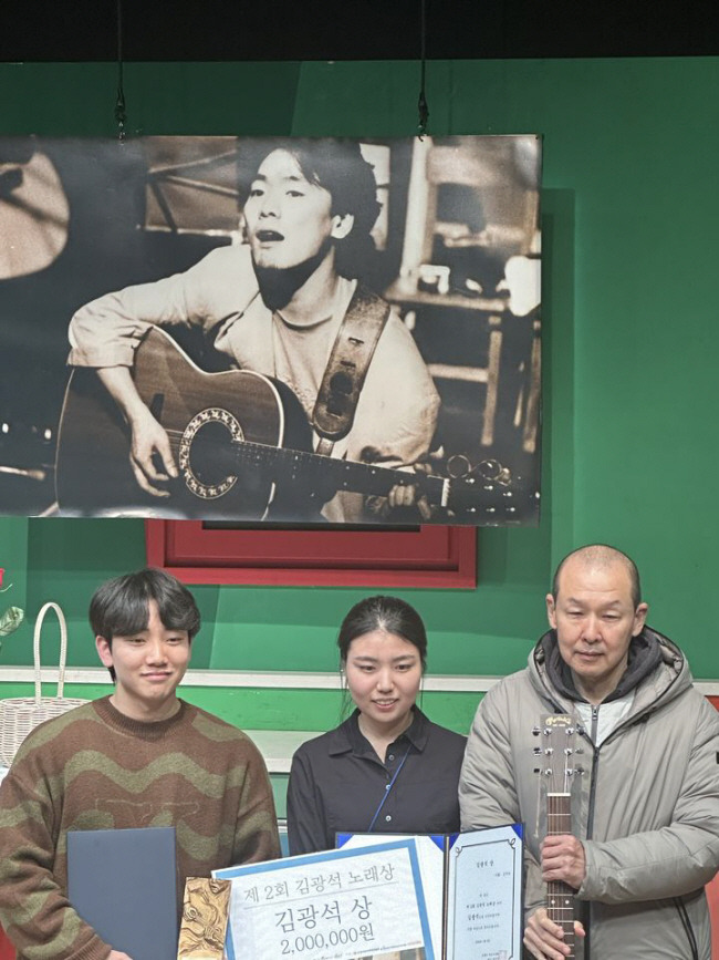 ‘제2회 김광석 노래상 경연대회’에서 ‘김광석상’을 받은 이상웅·정지윤 팀이 심사위원장을 맡은 정원영과 기념 촬영을 하고 있다. 뉴시스