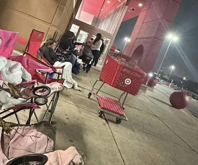 한정판 텀블러를 사기 위해 타겟 매장 앞에서 기다리는 사람들의 모습 [페이스북 @Timothy waddell 갈무리]