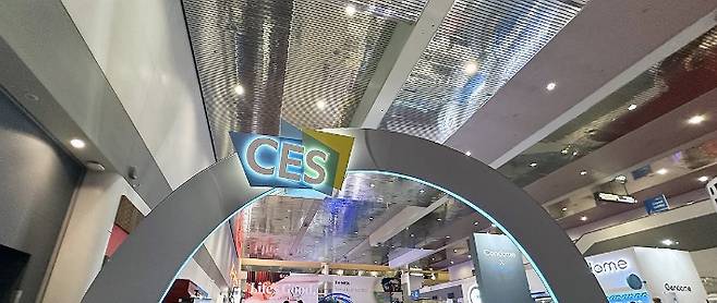 세계 최대 가전·정보기술(IT) 전시회 CES 2024 개막을 이틀 앞둔 7일(현지시간) 미국 라스베이거스 컨벤션센터(LVCC) 센트럴홀. 전시를 앞둔 참가 업체 직원들이 오가고 있다. 연합뉴스