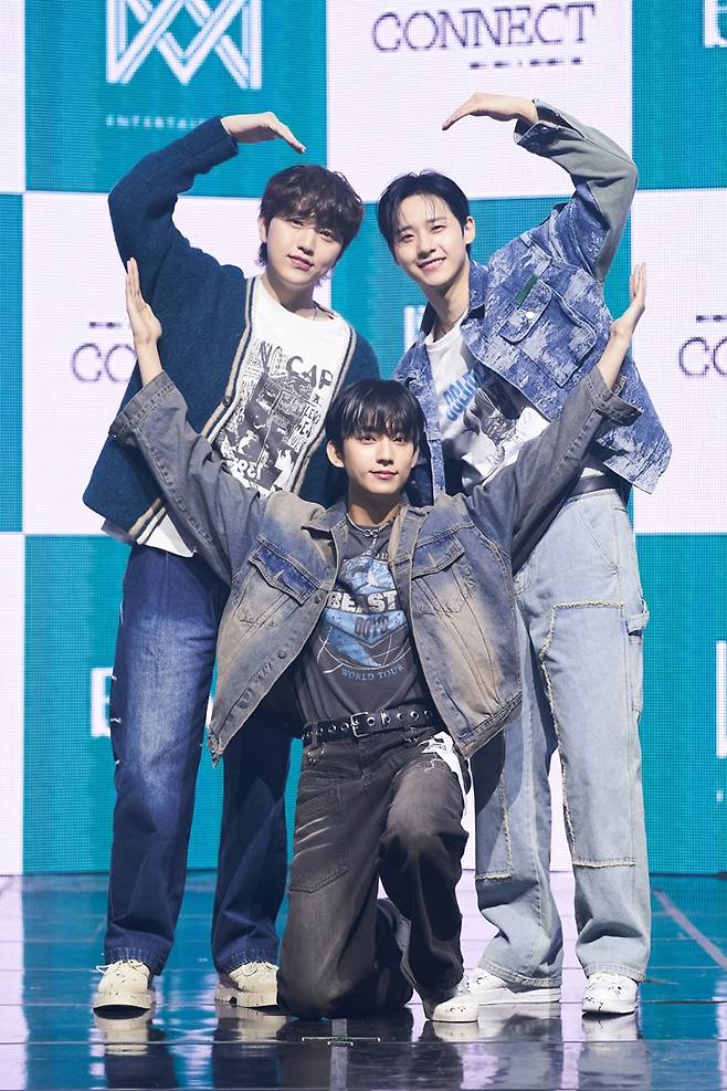 B1A4가 하트 모양을 만들고 있다. WM엔터테인먼트 제공