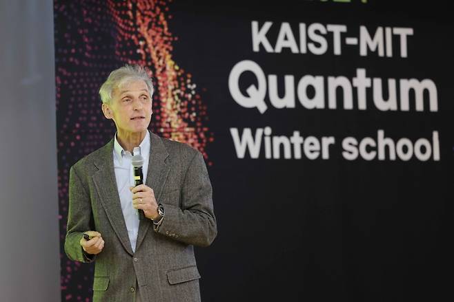 카이스트(KAIST)-MIT 양자 정보 겨울학교 개교식에서 기조연설 하는 볼프강 케털리 교수. 카이스트 제공