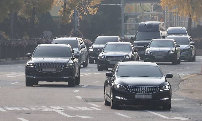 한남동 관저 나서는 윤 대통령 차량 행렬. 연합뉴스