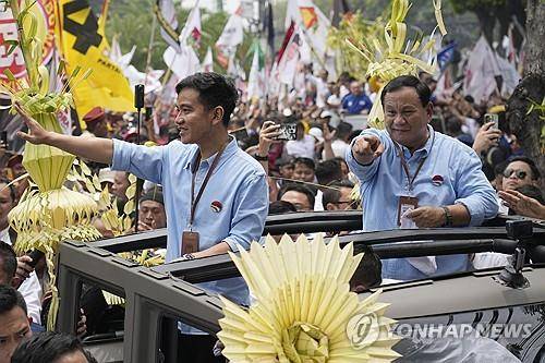 인도네시아 대선 인도네시아 대선 후보인 프라보워 수비안토(오른쪽) 그린드라당 총재와 그의 러닝메이트이자 조코위 대통령의 장남 기브란 라카부밍 라카.
[AP 연합뉴스 자료사진. 재판매 및 DB 금지]