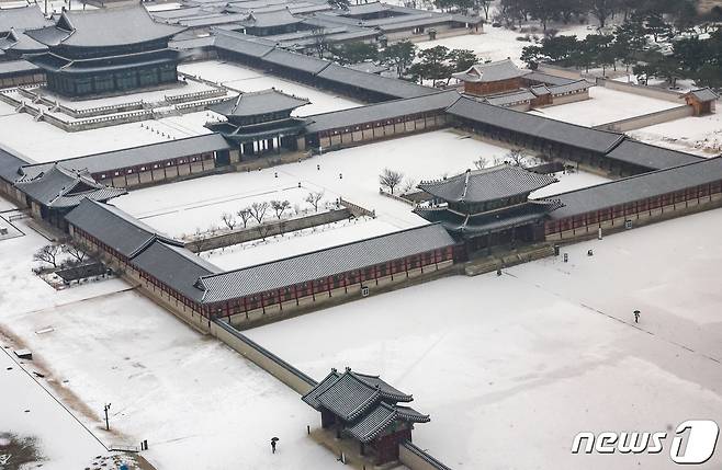 9일 서울 종로구 경복궁 일대에 눈이 내리고 있다. 기상청은 중부내륙과 전북동부, 경북내륙을 중심으로 오는 10일까지 최대 15㎝ 이상의 많은 눈이 내려 쌓인다고 예보했다. 2024.1.9/뉴스1 ⓒ News1 허경 기자