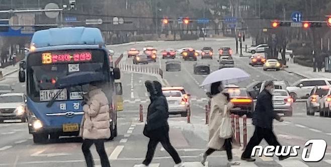 9일 오전 강원 원주시 무실동 주변에 눈이 내리면서 시민들이 우산을 들고 횡단보도를 건너고 있다. 2024.1.9/뉴스1