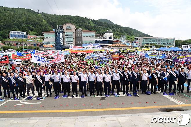 우주항공청 설치 특별법 국회 통과를 촉구하는 경남도민 궐기대회가 지난해 9월 3일 사천 삼천포공대교공원에서 열리고 있다. 2023.9.3 뉴스1/한송학기자