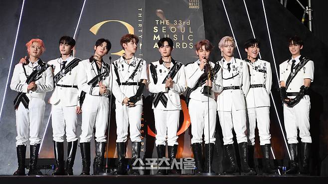 제로베이스원(ZEROBASEONE)이 2일 태국 방콕 라자망갈라 국립경기장에서 열린 ‘제33회 서울가요대상’ 시상식(주최 스포츠서울, 주관 서울가요대상 조직위원회)에서 신인상에 이어 본상을 수상한 뒤 소감을 말하고 있다. 2024. 1. 2.  방콕(태국) | 박진업기자 upandup@sportsseul.comrtsseul.com