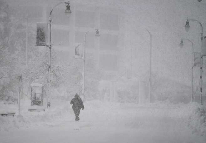 2024년 1월 7일(현지시각) 미국 북동부 전역에 올해 들어 첫 겨울폭풍이 휘몰아치는 가운데 매사추세츠주 우스터에서 한 시민이 텅 빈 거리를 걷고 있다. /로이터 연합뉴스