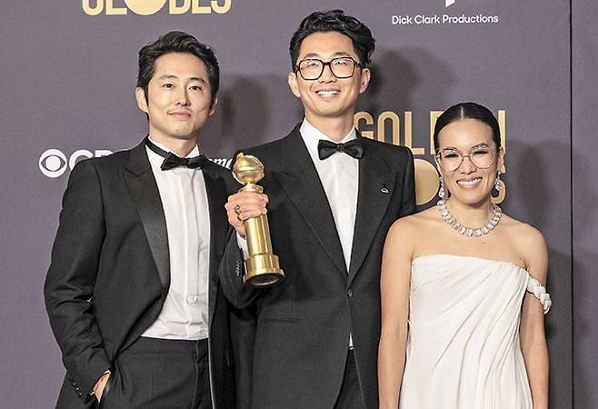 Korean-American actor Steven Yeun, director Lee Sung-jin, and Chinese-Vietnamese actor Ali Wong (L-R) of the Netflix drama 'Beef' won Best Actor and Actress in a Limited Series at the 81st Annual Golden Globe Awards on Jan. 7, 2024./EPA, Yonhap News