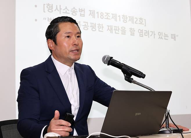 지난해 10월 23일 오전 경기도의회 중회의실에서 쌍방울 대북송금 의혹(외국환거래법 위반), 뇌물 및 정치자금법 위반 등의 혐의로 재판 중인 이화영 전 경기도 평화부지사의 변호인(법무법인 KNC 김현철 변호사)이 기자회견을 열고 재판부(수원지법 형사11부) 기피신청서를 제출하는 사유에 대해 밝히고 있다. /연합뉴스