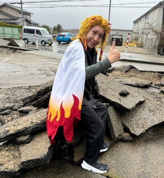 렌고쿠 코로아키가 지진 피해 지역에서 귀멸의 칼날 코스프레를 하고 사진을 찍고 있다. /렌고쿠 코로아키 엑스