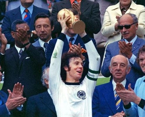 1974년 서독 월드컵에서 프란츠 베켄바워(가운데)가 우승 트로피를 들어 올리고 있다. 베켄바워는 대표팀은 물론, 몸담았던 모든 클럽에서 우승을 맛보며 ‘황제(kaiser)’로 통했다. 감독과 축구 경영자로서도 족적을 남겼다. 말년엔 독일 바이에른 뮌헨 명예회장(오른쪽 작은 사진)으로 활동했다.  [뮌헨=AP/뉴시스]