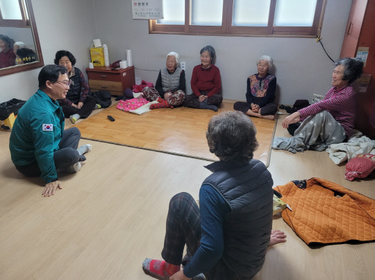 공주시 신풍면은 새해를 맞아 관내 경로당 30곳을 방문해 어르신들께 새해 인사를 전하면서 소통과 공감의 행정을 펼치고 있다. 사진=중학동 제공