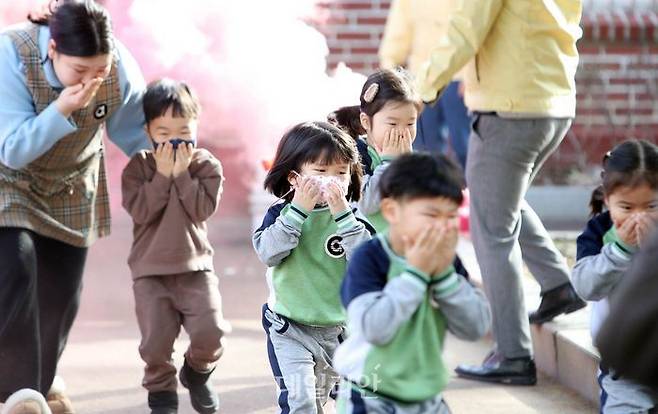 지난해 12월 광주 북구 신안동 국공립 태봉어린이집에서 북구청 안전총괄과 직원들과 원생들이 화재 대피 훈련을 하고 있다. ⓒ연합뉴스