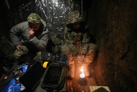 참호에서 전투용 드론을 조종 중인 우크라이나군 병사들[로이터 연합뉴스 자료사진]
