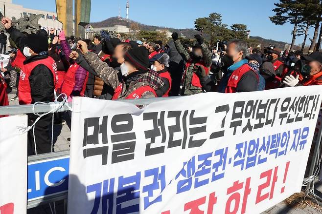 구호외치는 육견협회 회원들 (서울=연합뉴스) 서명곤 기자 = 정부와 국민의힘이 연내 개 식용 종식을 위한 특별법 제정을 추진하기로 한 가운데 30일 오후 서울 용산 대통령실 앞에서 대한육견협회 등이 연 집회에서 참가자들이 개식용금지법 추진 중단 등을 촉구하고 있다. 2023.11.30 seephoto@yna.co.kr (끝)