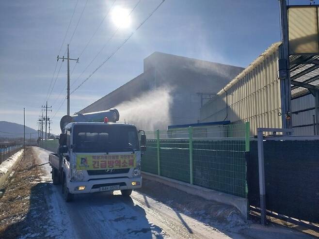 경기 안성시는 지난 8일 일죽면 산란계 사육농장에서 조류인플루엔자 H5형 항원이 검출됨에 따라 농장 주변 일대에 대한 긴급 방역작업을 벌이고 있다. 안성시 제공