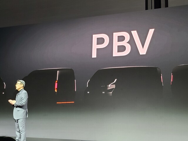 기아의 송호성 사장이 9일 미국 라스베이거스 만달레이베이 컨벤션센터에서 열린 미디어 컨퍼런스에서 PBV 차량을 소개하고 있다.
