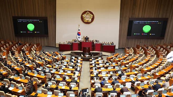 10·29 이태원 참사가 일어난 지 438일만인 9일 오후 국회에서 ‘10·29 이태원참사 진상규명과 재발방지 및 피해자 권리보장을 위한 특별법안’(이태원참사 특별법)이 통과되고 있다. 강창광 선임기자