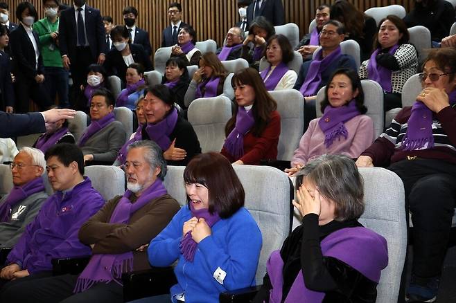 10·29 이태원 참사가 일어난 지 438일만인 9일 오후 국회에서 ‘10·29 이태원참사 진상규명과 재발방지 및 피해자 권리보장을 위한 특별법안’(이태원참사 특별법)이 통과되자 방청석에 있던 유가족들이 울음을 터뜨리고 있다. 강창광 선임기자