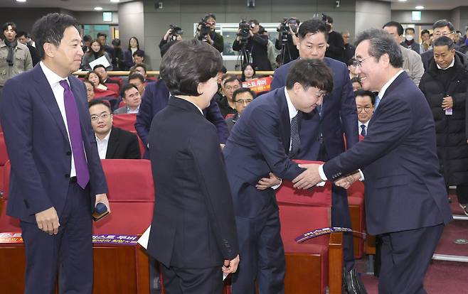 이낙연 전 총리가 참석하며 이준석 전 국민의힘 대표와 인사하고 있다. 강정현 기자