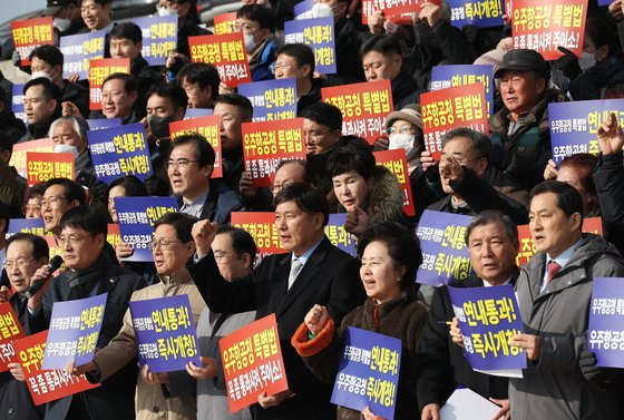 지난달 26일 국회 본청 앞에서 경상남도상공회의소협의회 주최로 열린 우주항공청 특별법 연내 통과 촉구 기자회견에서 최재호 경상남도상공회의소협의회장 등이 구호를 외치고 있다. 연합뉴스