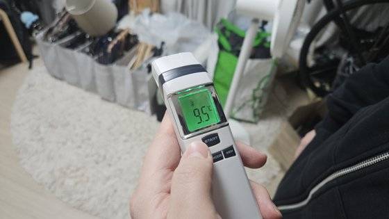 9일 오전 중앙난방이 고장난 서울 마포구 공덕동 오피스텔 실내 온도는 9.5도였다. 김대권 기자