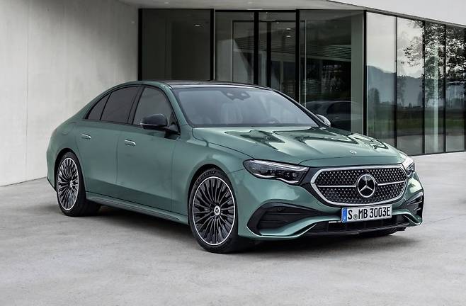 더 뉴 메르세데스-벤츠 E-클래스 AMG 라인(왼쪽)과 익스클루시브/사진=벤츠코리아