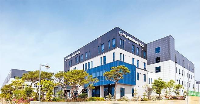 윤성에프앤씨 경기 안성 본사 전경. /윤성에프앤씨 제공