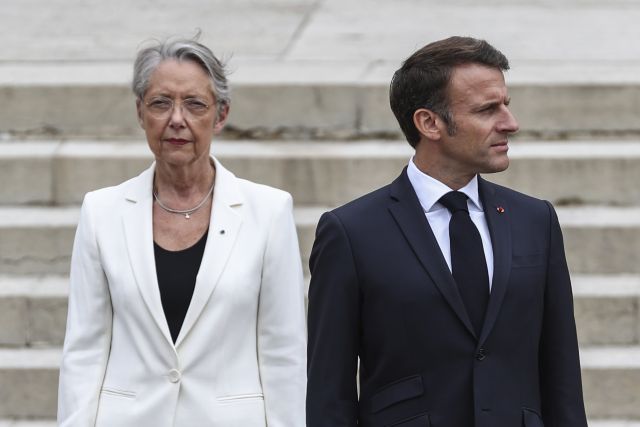 에마뉘엘 마크롱 프랑스 대통령과 엘리자베트 보른(왼쪽) 총리가 지난해 6월 파리 근교 쉬렌에서 열린 한 행사에 참석해 있다. AP연합뉴스