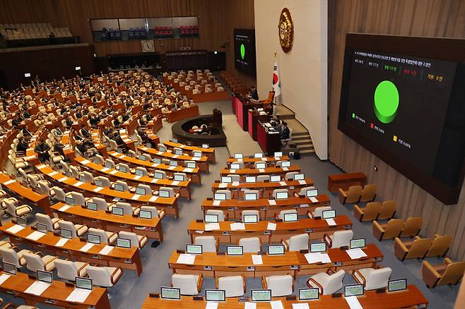 9일 국회 본회의에서 ‘이태원 참사 특별법’을 표결하고 있다. 여당은 표결 전 퇴장했다. [사진 출처 = 연합뉴스]