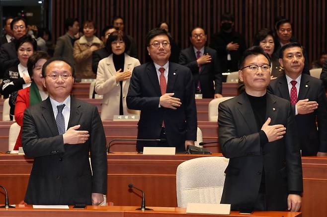 윤재옥 국민의힘 원내대표와 이양수(오른쪽) 원내수석부대표를 비롯한 의원들이 9일 오전 서울 여의도 국회에서 열린 의원총회에서 국민의례를 하고 있다. 2024.01.09. /사진=뉴시스