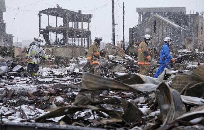 일본 노토 반도 강진으로 인한 사망자가 8일 오후2시 시점에 168명으로 늘었으며 특히 실종자가 323명으로 급증했다. 사진은 지난 7일 이시카와현 와지마시에서 발생한 지진으로 전소된 주택가와 상가 현장에서 피해자 수색을 하는 소방대원의 모습. /사진=로이터