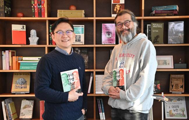 최근 서울 종로구 과학책방 갈다에서 만난 장대익(왼쪽) 교수와 이명현 대표. 올해 과학을 바탕으로 한 멘토링 프로그램 ‘과학 인생 학교’를 시작한다. “과학적 사고 훈련이 일상을 더 풍요롭게 해줄 것이다”라고 말하는 두 과학자가 서점에 꾸려진 ‘뉴턴의 방’ 앞에서 환하게 웃고 있다. 백동현 기자