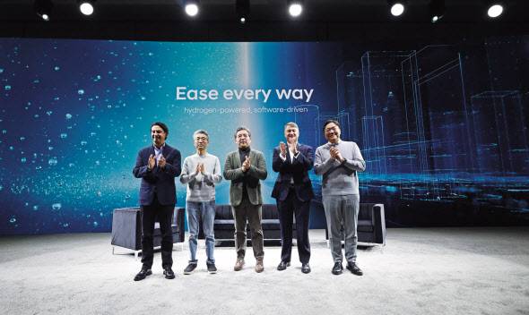 호세 무뇨스(왼쪽부터) 현대차 COO, 송창현 현대차 SDV 본부장, 장재훈 현대차 사장, 팻 윌슨 조지아주 경제개발부장관, 김창환 현대차·기아 수소연료전지개발센터장 전무가 8일(현지시간) 라스베이거스 만달레이 베이에서 열린 미디어데이가 종료된 후 기념촬영을 하고 있다. [현대차 제공]