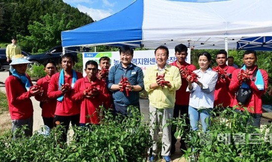 박현국 봉화 군수가 지난해 9월  고추 수확인 한창인 현장을 방문해 공공형 외국인 계절근로자들의 애로사항을 청취하고 기념사진을 찍고 있다(봉화군 제공)