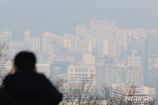 [서울=뉴시스] 고승민 기자 = 서울부동산정보광장에 따르면 26일 기준 11월 서울 아파트 거래가 1,792건으로 2,000건을 한참 밑돌았다. 올해 거래량이 가장 많았던 6월 3846건에 비해 절반에도 못 미치는 수치다. 사진은 27일 서울 남산에서 바라본 서울시내 아파트 모습. 2023.12.27. kkssmm99@newsis.com