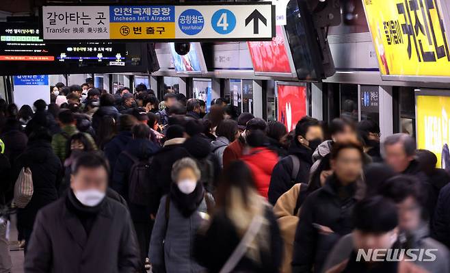 [서울=뉴시스] 조성우 기자 = 서울시가 올해 하반기 지하철 기본요금 150원을 올리겠다고 예고했다. 9일 오전 서울 중구 서울역 승강장에서 시민들이 오가고 있다. 2024.01.09. xconfind@newsis.com