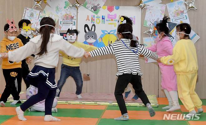 [광주=뉴시스] 어린이집 원아들이 가면을 쓴 채 술래잡기를 하며 뛰놀고 있다. (사진=뉴시스 DB). photo@newsis.com