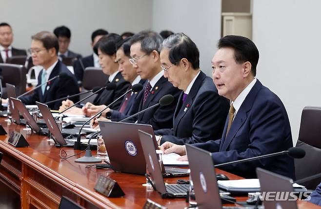 [서울=뉴시스] 조수정 기자 = 윤석열 대통령이 9일 서울 용산 대통령실 청사에서 열린 국무회의를 주재하고 있다. 2024.01.09. chocrystal@newsis.com