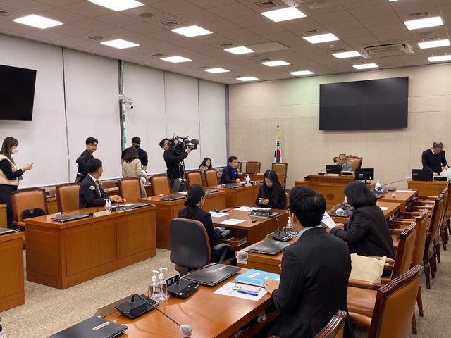 국회 농림축산식품해양수산위원회가 9일 안건조정위원회를 열고 윤준병 더불어민주당 의원(전북 정읍·고창)을 안건조정위원장으로 선출하고 있다.