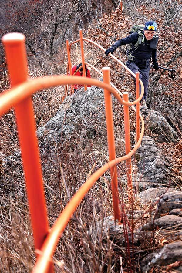 지형을 그대로 따라서 철난간이 구불구불 휘어져 있다.