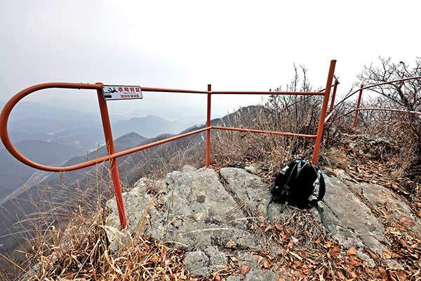 과거엔 앉아서 조망을 바라보며&nbsp;쉬었을 바위 앞을 을씨년스러운&nbsp;추락위험 경고문구와 난간이 가로막는다.